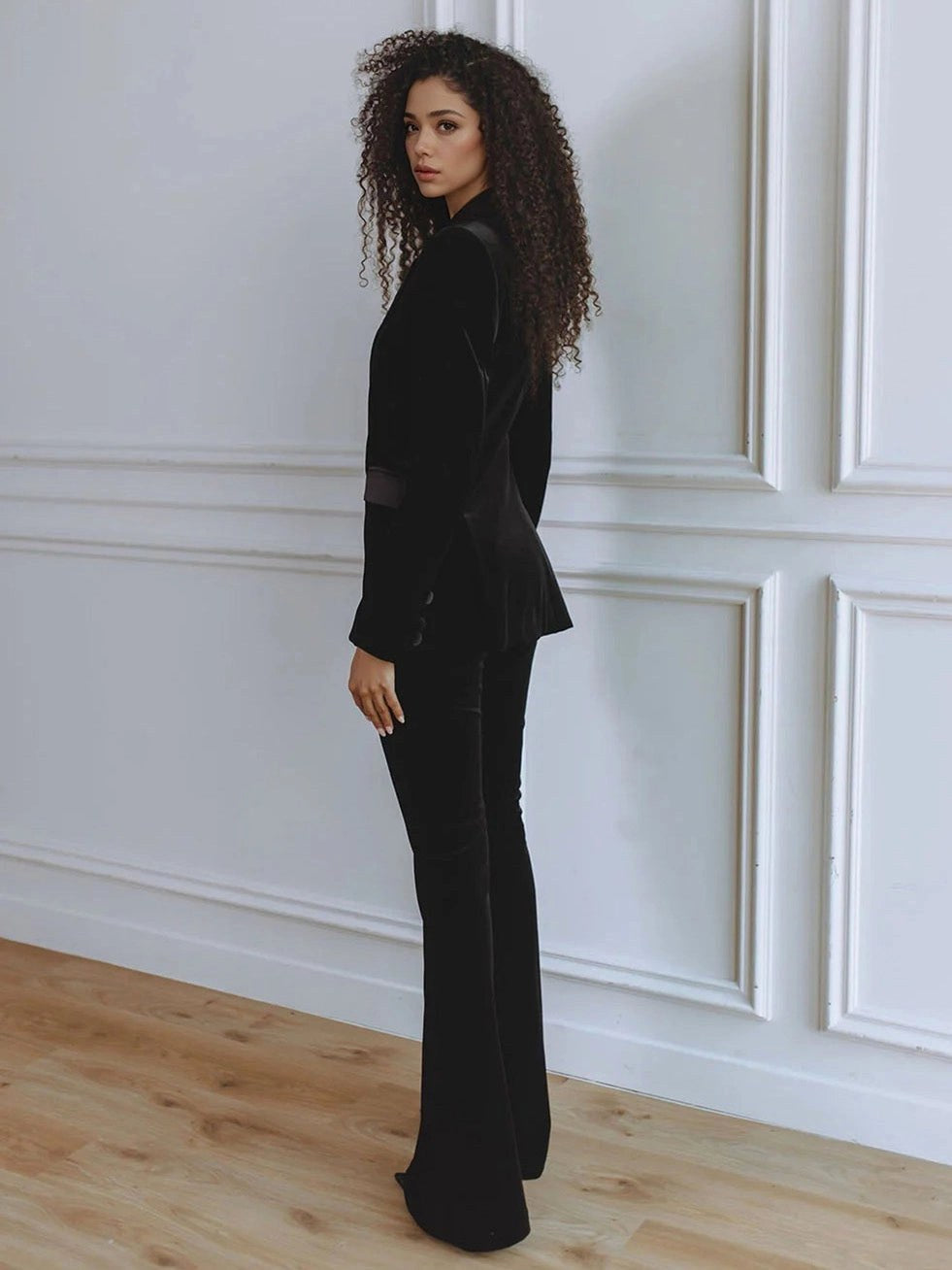 Delphine | Damen Blazer mit einem Knopf und Schlaghose, Zweiteiler mit Kontrast-Revers | Nomadnts | Nomadnts