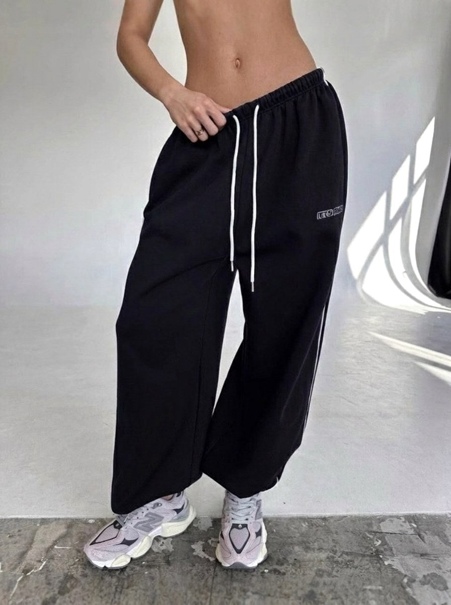 Maelle | Damen Baggy-Fit Jogginghose mit Seitenstreifen, weit geschnittene Lounge-Hose | Nomadnts | Brown