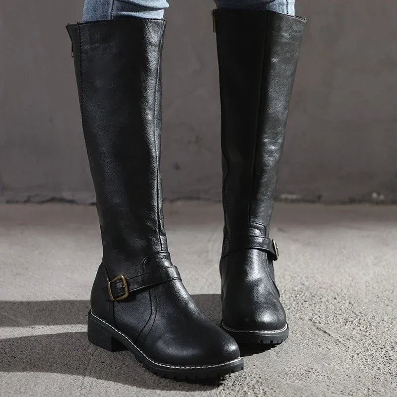 Maisie | Damen kniehohe Lederstiefel, Reitstiefel mit seitlichem Reißverschluss und Blockabsatz | Nomadnts | Dark Brown